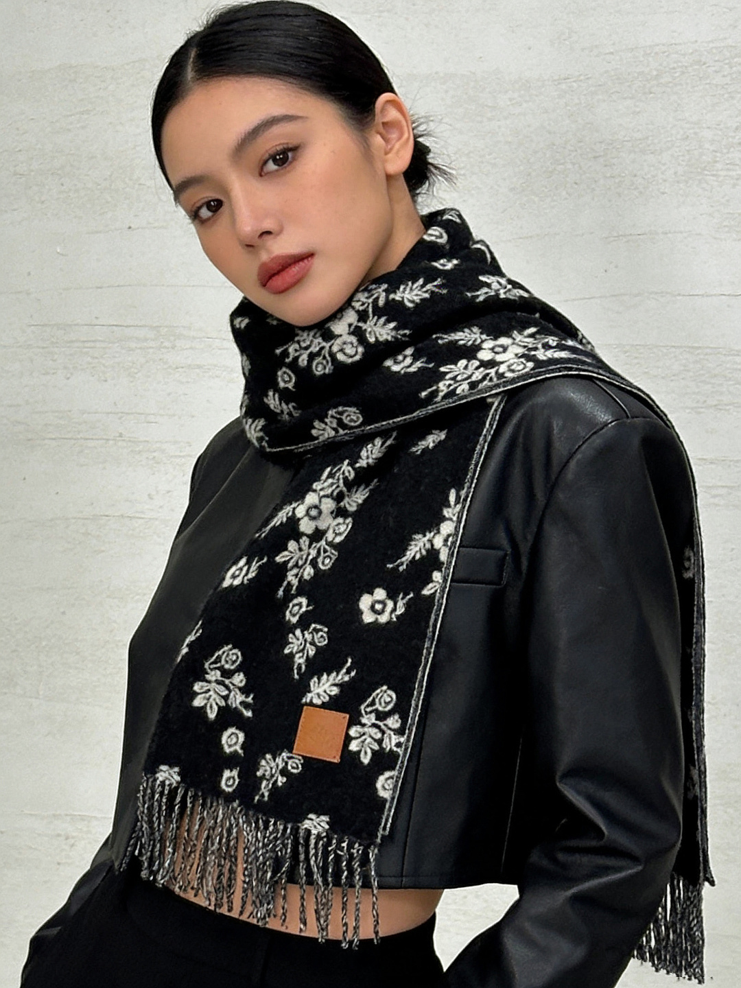 香奈儿 。代工厂臻选上乘的超细羊绒纤维 进行纯手工精梳处理 耗时耗力 再以清泉水浸泡涤荡 使羊绒纤维呈现