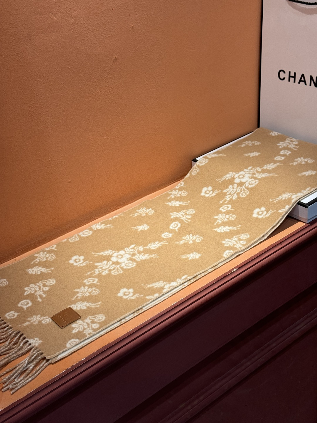 香奈儿 。代工厂臻选上乘的超细羊绒纤维 进行纯手工精梳处理 耗时耗力 再以清泉水浸泡涤荡 使羊绒纤维呈现