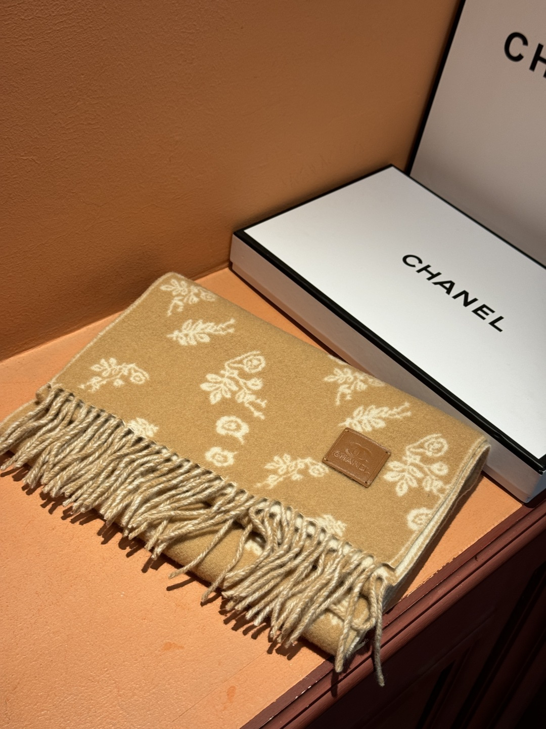 香奈儿 。代工厂臻选上乘的超细羊绒纤维 进行纯手工精梳处理 耗时耗力 再以清泉水浸泡涤荡 使羊绒纤维呈现