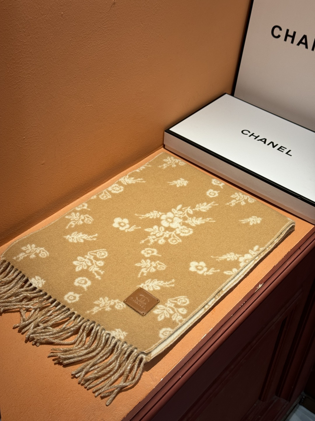 香奈儿 。代工厂臻选上乘的超细羊绒纤维 进行纯手工精梳处理 耗时耗力 再以清泉水浸泡涤荡 使羊绒纤维呈现