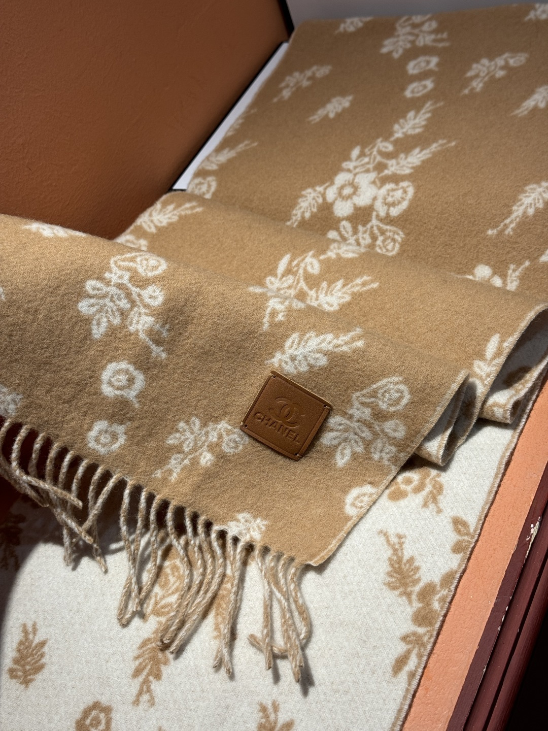 香奈儿 。代工厂臻选上乘的超细羊绒纤维 进行纯手工精梳处理 耗时耗力 再以清泉水浸泡涤荡 使羊绒纤维呈现