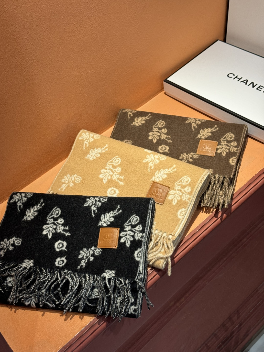 香奈儿 。代工厂臻选上乘的超细羊绒纤维 进行纯手工精梳处理 耗时耗力 再以清泉水浸泡涤荡 使羊绒纤维呈现