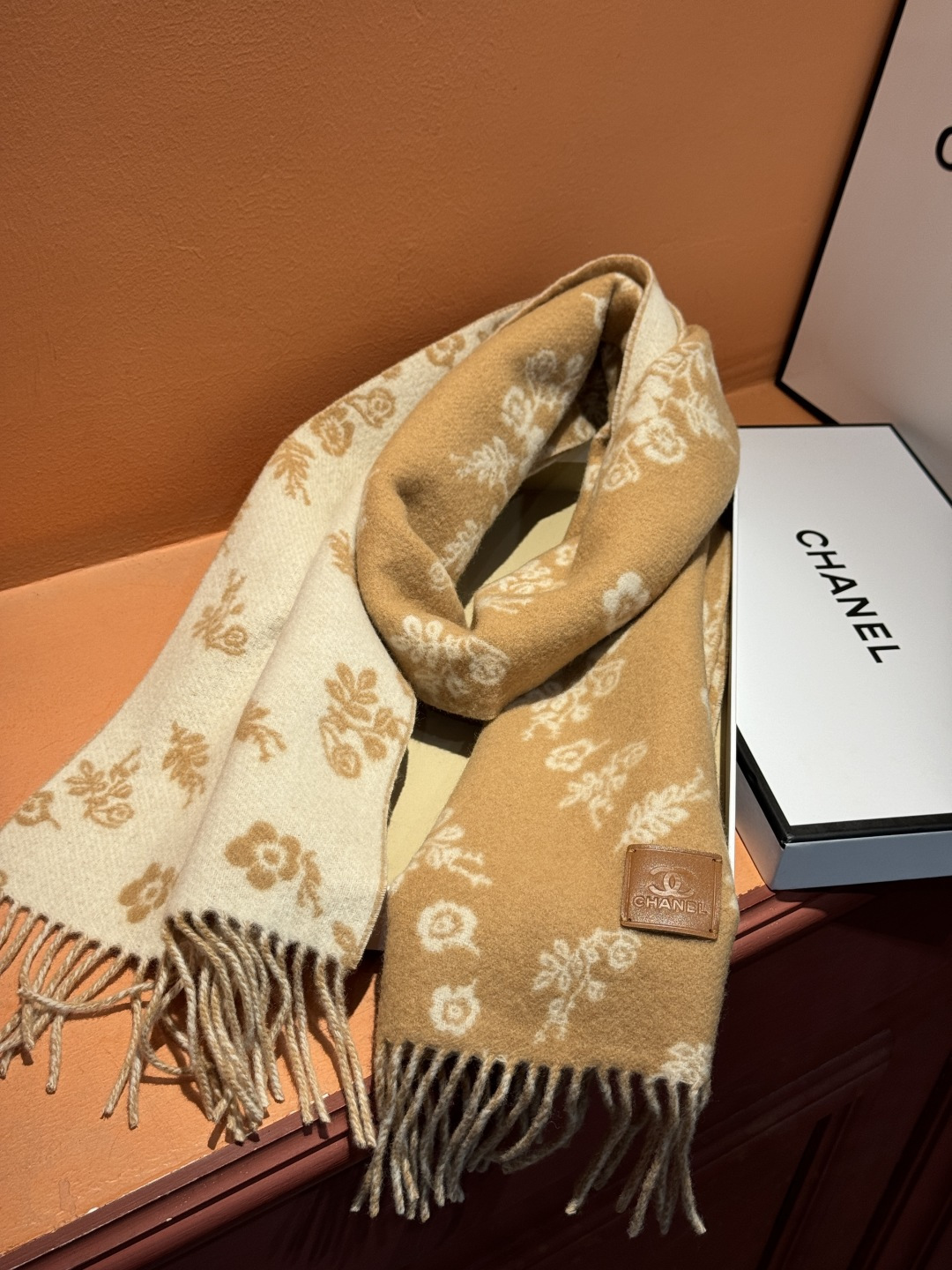 香奈儿 。代工厂臻选上乘的超细羊绒纤维 进行纯手工精梳处理 耗时耗力 再以清泉水浸泡涤荡 使羊绒纤维呈现