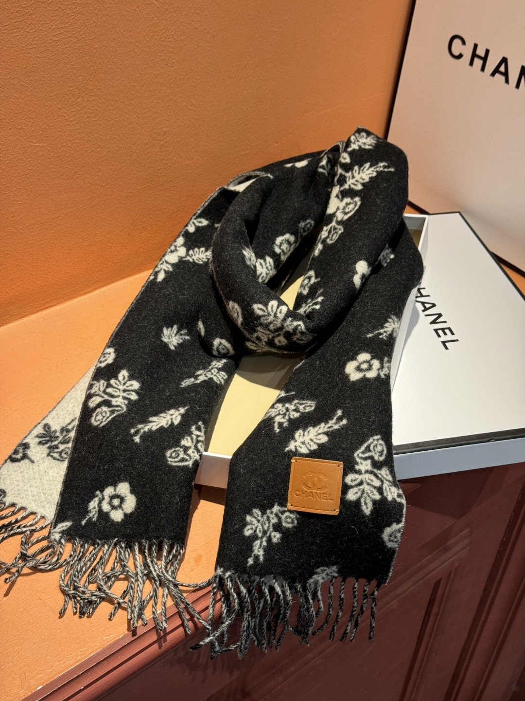 香奈儿 。代工厂臻选上乘的超细羊绒纤维 进行纯手工精梳处理 耗时耗力 再以清泉水浸泡涤荡 使羊绒纤维呈现