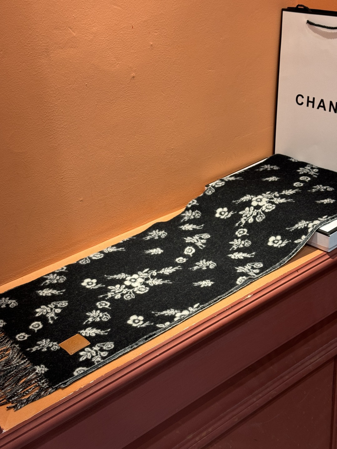 香奈儿 。代工厂臻选上乘的超细羊绒纤维 进行纯手工精梳处理 耗时耗力 再以清泉水浸泡涤荡 使羊绒纤维呈现