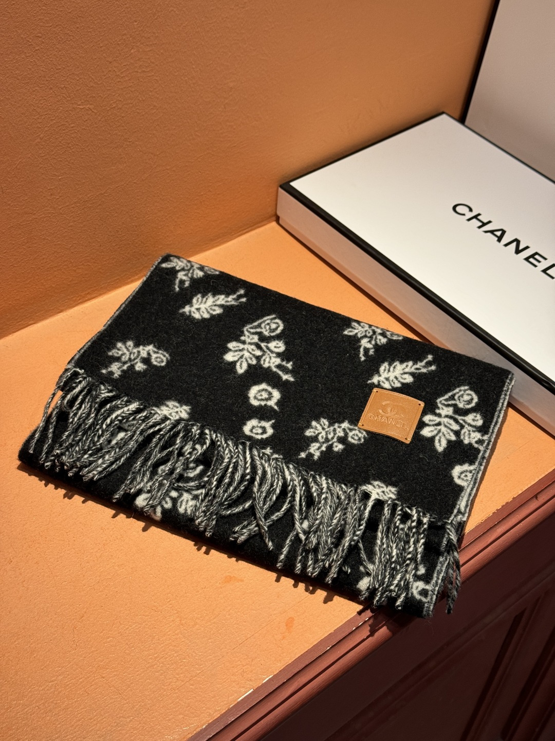 香奈儿 。代工厂臻选上乘的超细羊绒纤维 进行纯手工精梳处理 耗时耗力 再以清泉水浸泡涤荡 使羊绒纤维呈现