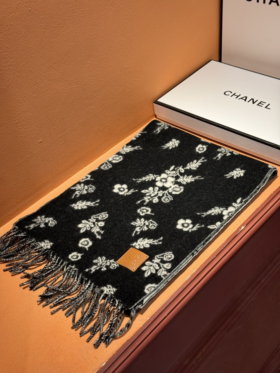 香奈儿 。代工厂臻选上乘的超细羊绒纤维 进行纯手工精梳处理 耗时耗力 再以清泉水浸泡涤荡 使羊绒纤维呈现