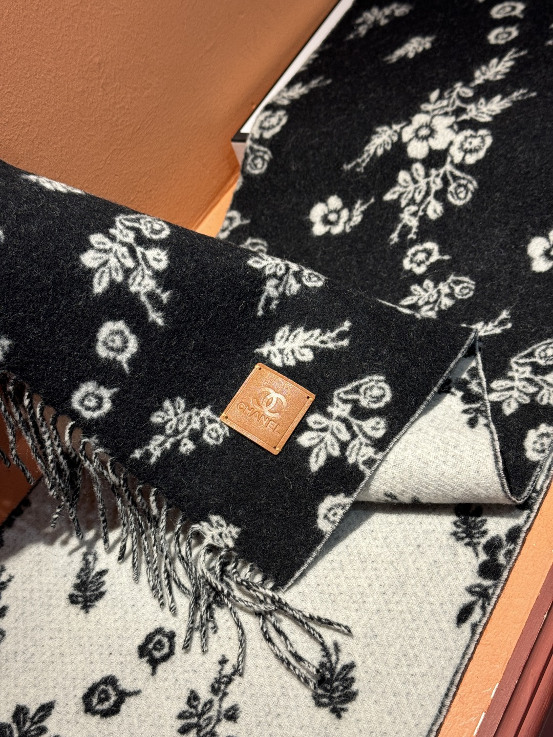 香奈儿 。代工厂臻选上乘的超细羊绒纤维 进行纯手工精梳处理 耗时耗力 再以清泉水浸泡涤荡 使羊绒纤维呈现