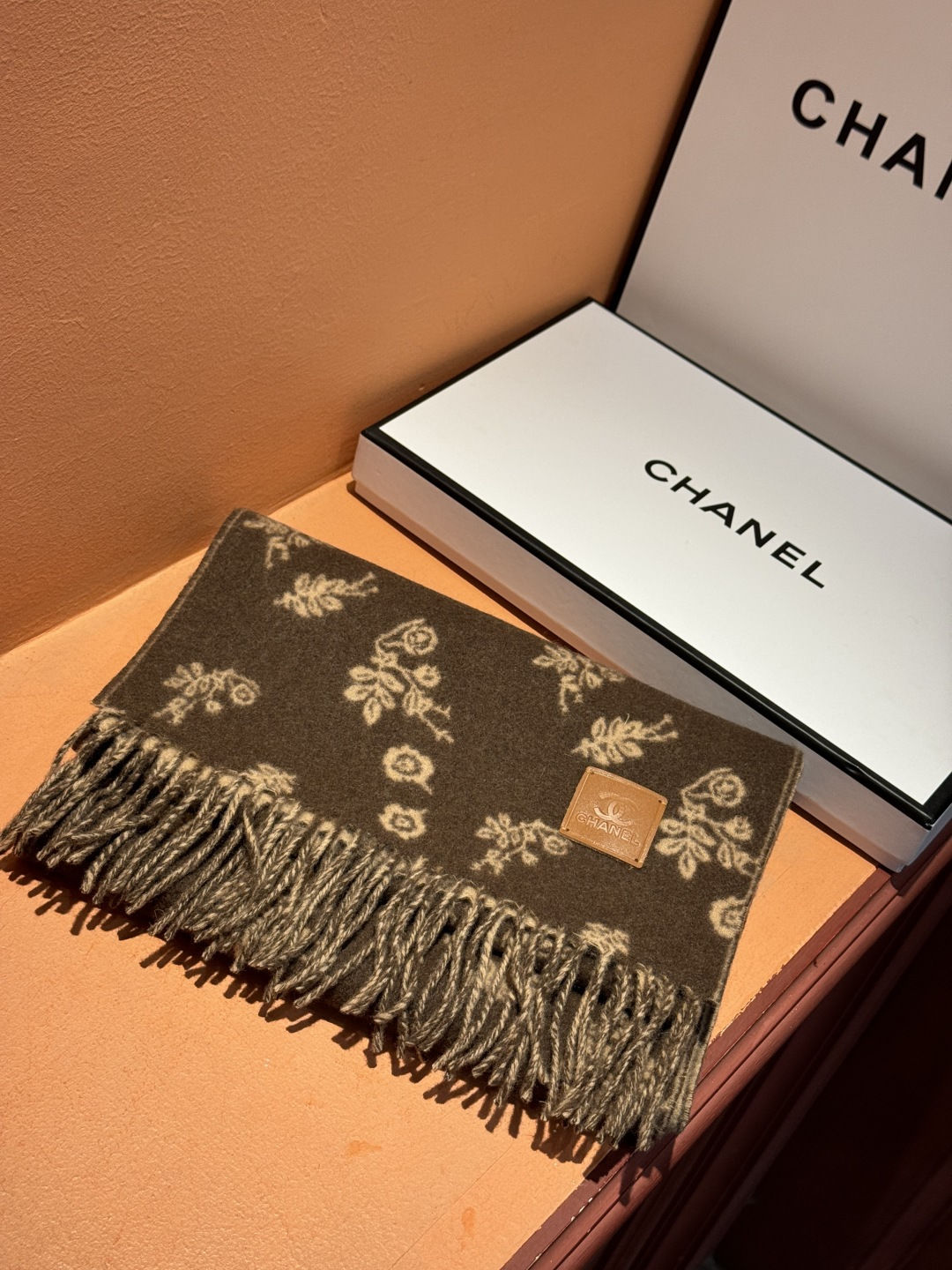 香奈儿 。代工厂臻选上乘的超细羊绒纤维 进行纯手工精梳处理 耗时耗力 再以清泉水浸泡涤荡 使羊绒纤维呈现