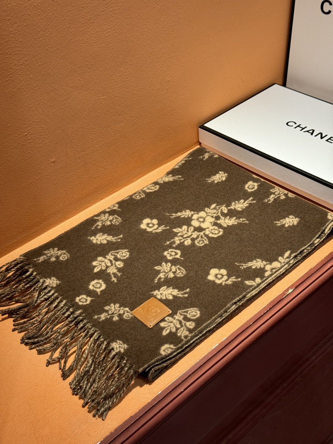 香奈儿 。代工厂臻选上乘的超细羊绒纤维 进行纯手工精梳处理 耗时耗力 再以清泉水浸泡涤荡 使羊绒纤维呈现