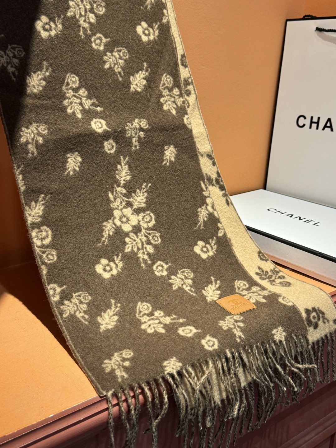 香奈儿 。代工厂臻选上乘的超细羊绒纤维 进行纯手工精梳处理 耗时耗力 再以清泉水浸泡涤荡 使羊绒纤维呈现