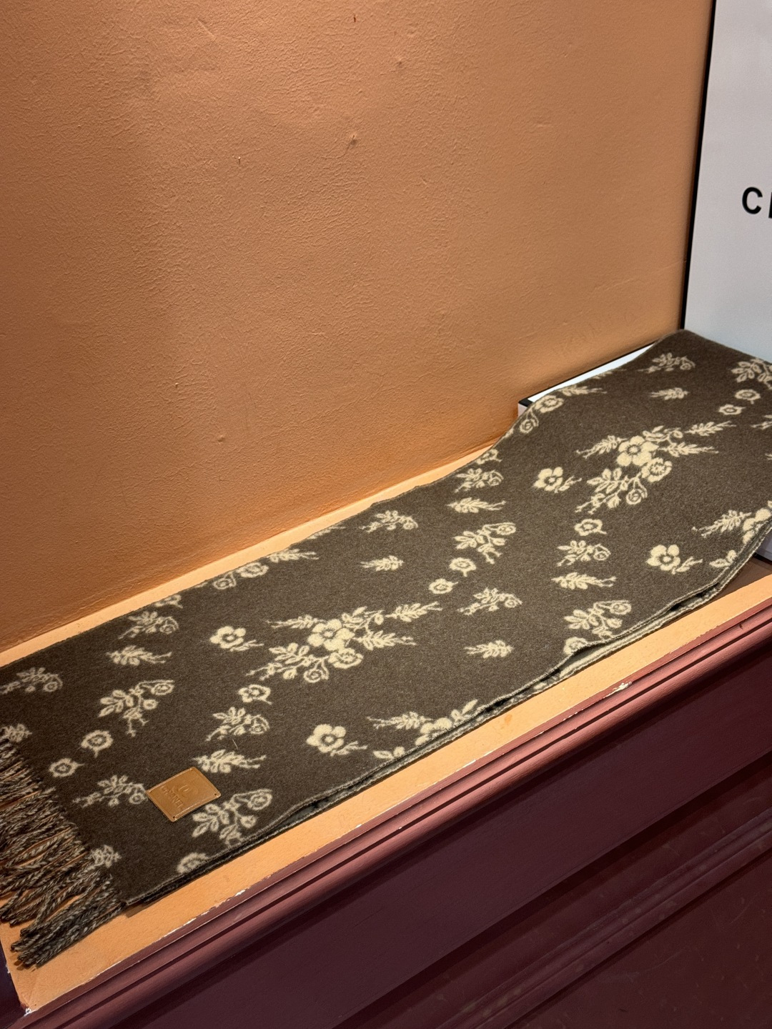 香奈儿 。代工厂臻选上乘的超细羊绒纤维 进行纯手工精梳处理 耗时耗力 再以清泉水浸泡涤荡 使羊绒纤维呈现