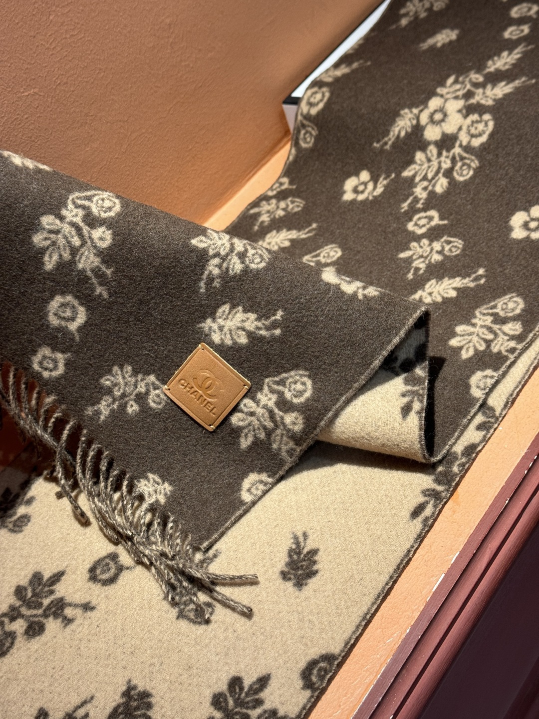 香奈儿 。代工厂臻选上乘的超细羊绒纤维 进行纯手工精梳处理 耗时耗力 再以清泉水浸泡涤荡 使羊绒纤维呈现