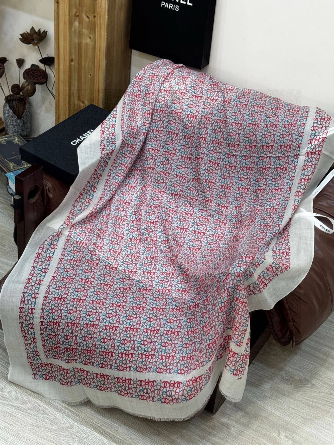 💟2025年秋冬新款 💟CHANEL香奈儿经典元素设计优雅大方，绕在颈间超级完美💋💋简直人间的尤物😍 专