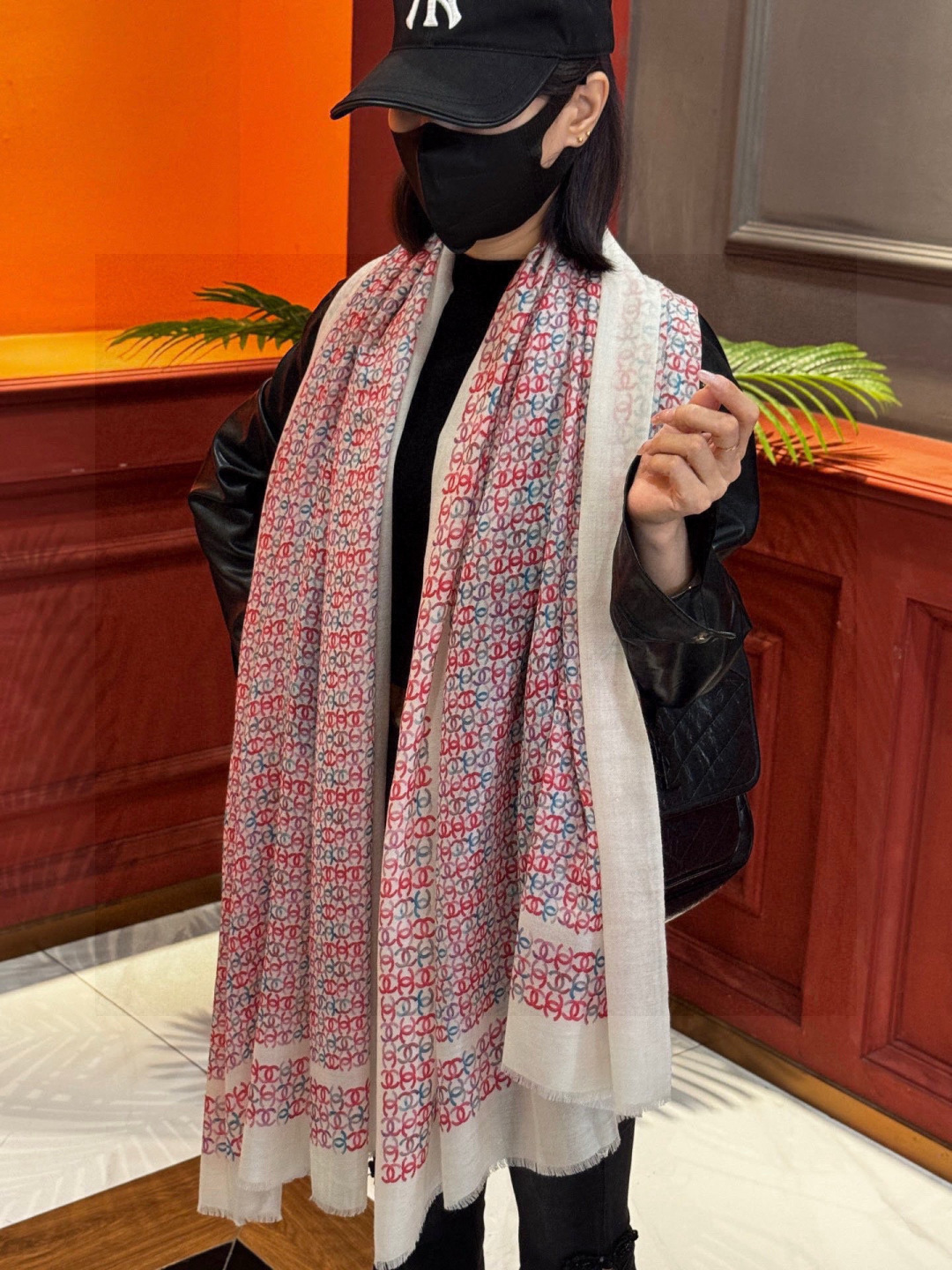 💟2025年秋冬新款 💟CHANEL香奈儿经典元素设计优雅大方，绕在颈间超级完美💋💋简直人间的尤物😍 专