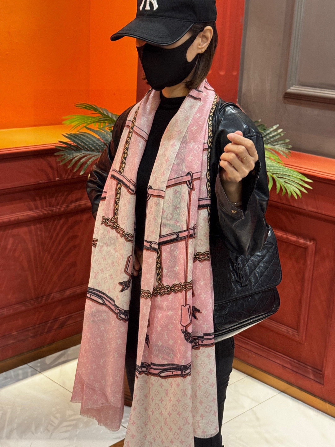 会发光发亮的围巾真心赞‼️驴家【L链条箱包花纹银丝长巾】银丝印花羊绒长巾，2025新款银丝长巾来撷Nou