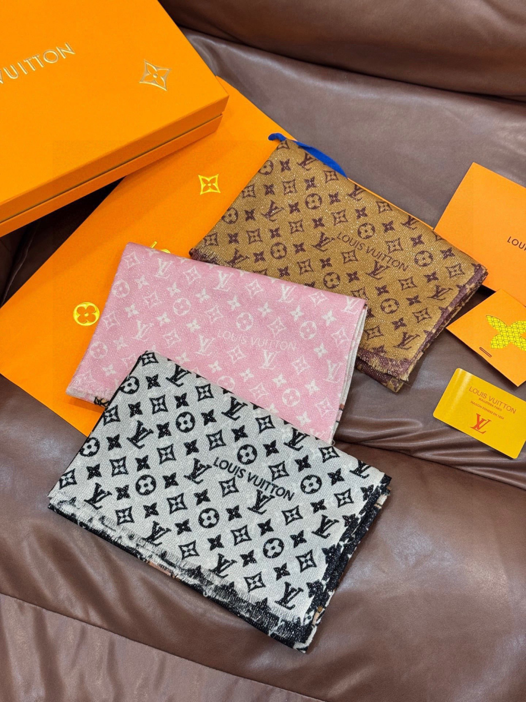 会发光发亮的围巾真心赞‼️驴家【L链条箱包花纹银丝长巾】银丝印花羊绒长巾，2025新款银丝长巾来撷Nou