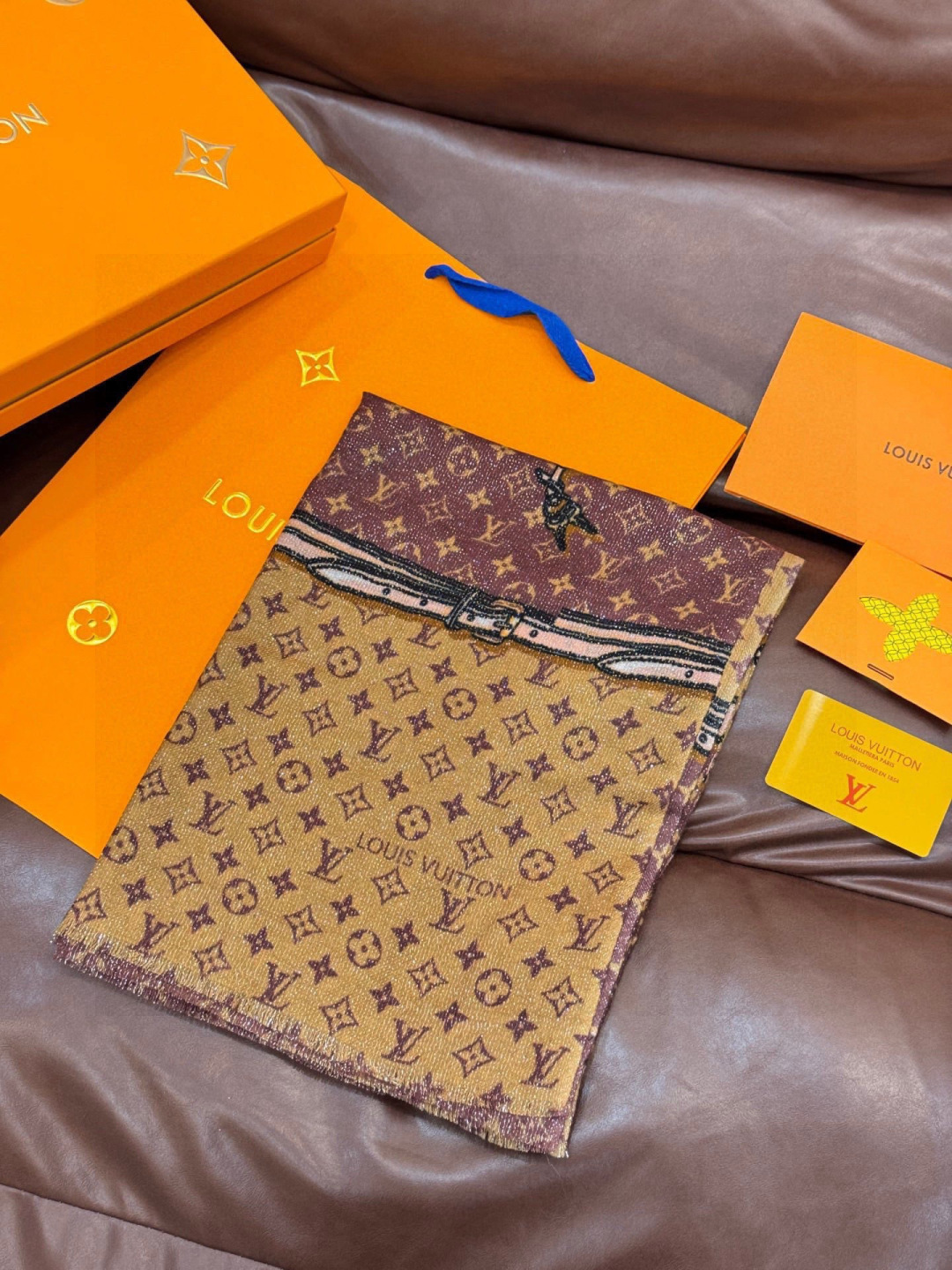 会发光发亮的围巾真心赞‼️驴家【L链条箱包花纹银丝长巾】银丝印花羊绒长巾，2025新款银丝长巾来撷Nou