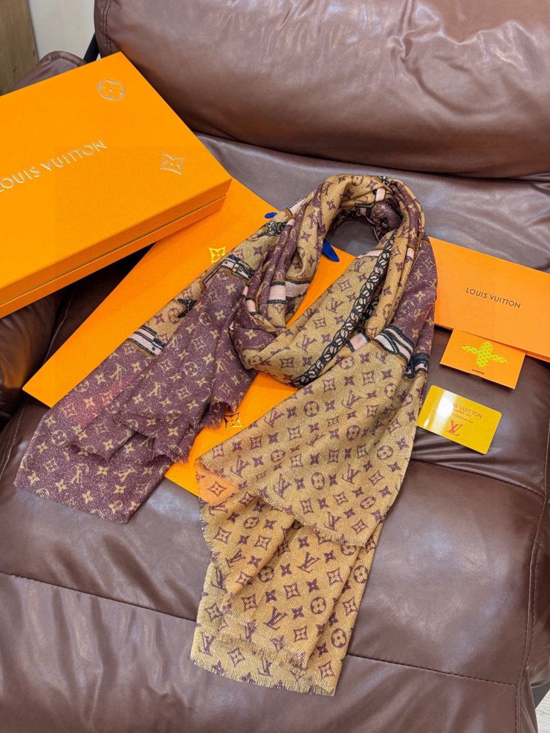 会发光发亮的围巾真心赞‼️驴家【L链条箱包花纹银丝长巾】银丝印花羊绒长巾，2025新款银丝长巾来撷Nou