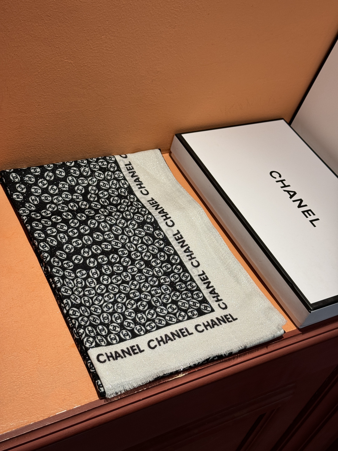 上新🌟 会发光发亮的围巾 💄💋新款客供银线💖羊绒面料长巾 😘美翻了[流泪]【小香银线图标】，御用殿堂级极