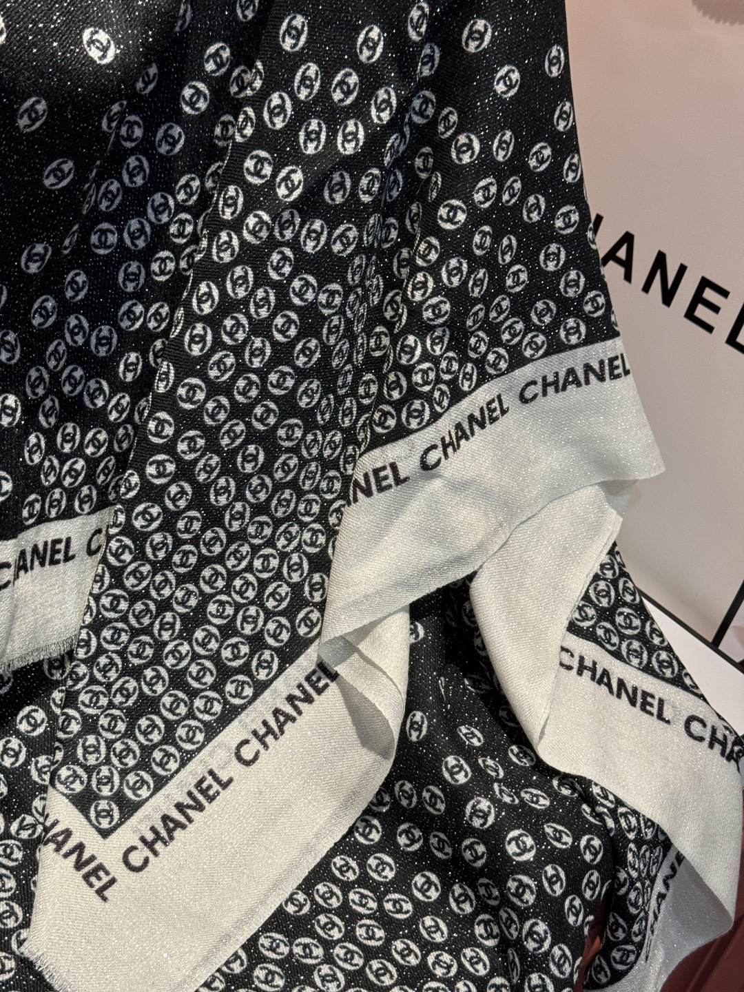 上新🌟 会发光发亮的围巾 💄💋新款客供银线💖羊绒面料长巾 😘美翻了[流泪]【小香银线图标】，御用殿堂级极