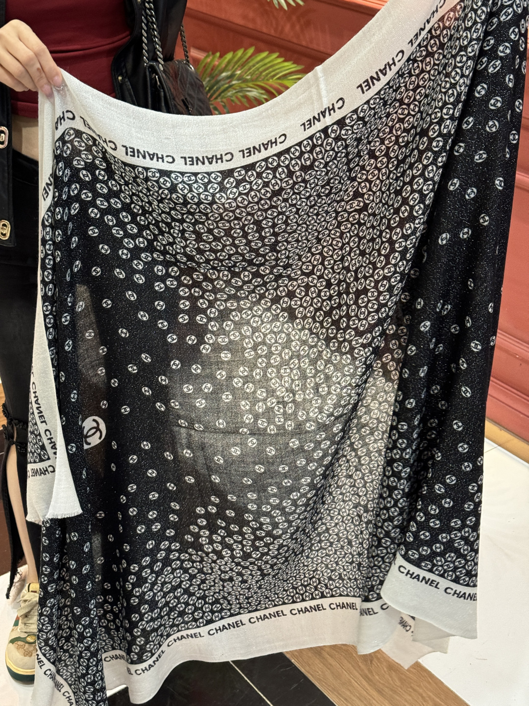 上新🌟 会发光发亮的围巾 💄💋新款客供银线💖羊绒面料长巾 😘美翻了[流泪]【小香银线图标】，御用殿堂级极