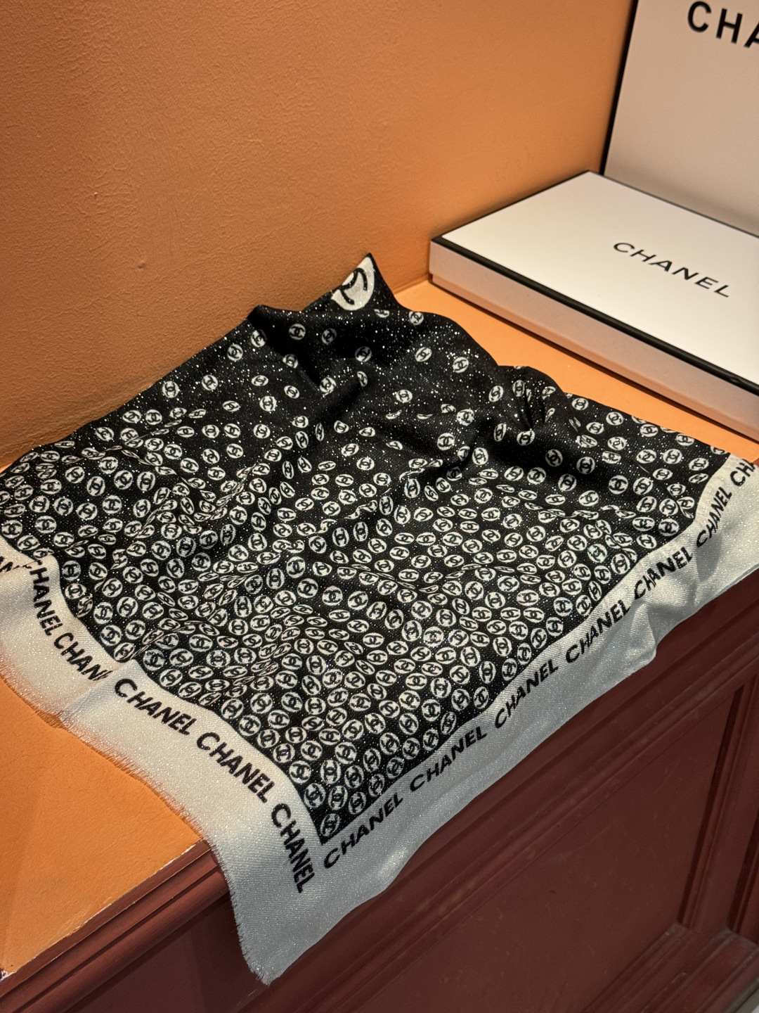 上新🌟 会发光发亮的围巾 💄💋新款客供银线💖羊绒面料长巾 😘美翻了[流泪]【小香银线图标】，御用殿堂级极