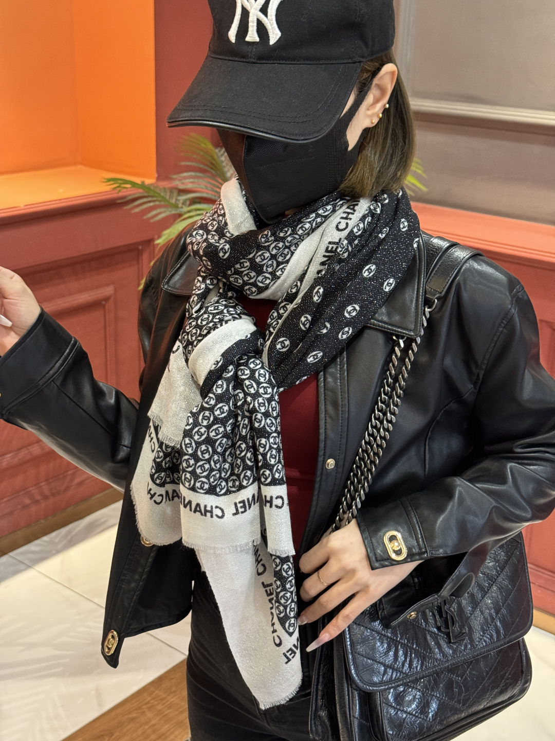 上新🌟 会发光发亮的围巾 💄💋新款客供银线💖羊绒面料长巾 😘美翻了[流泪]【小香银线图标】，御用殿堂级极