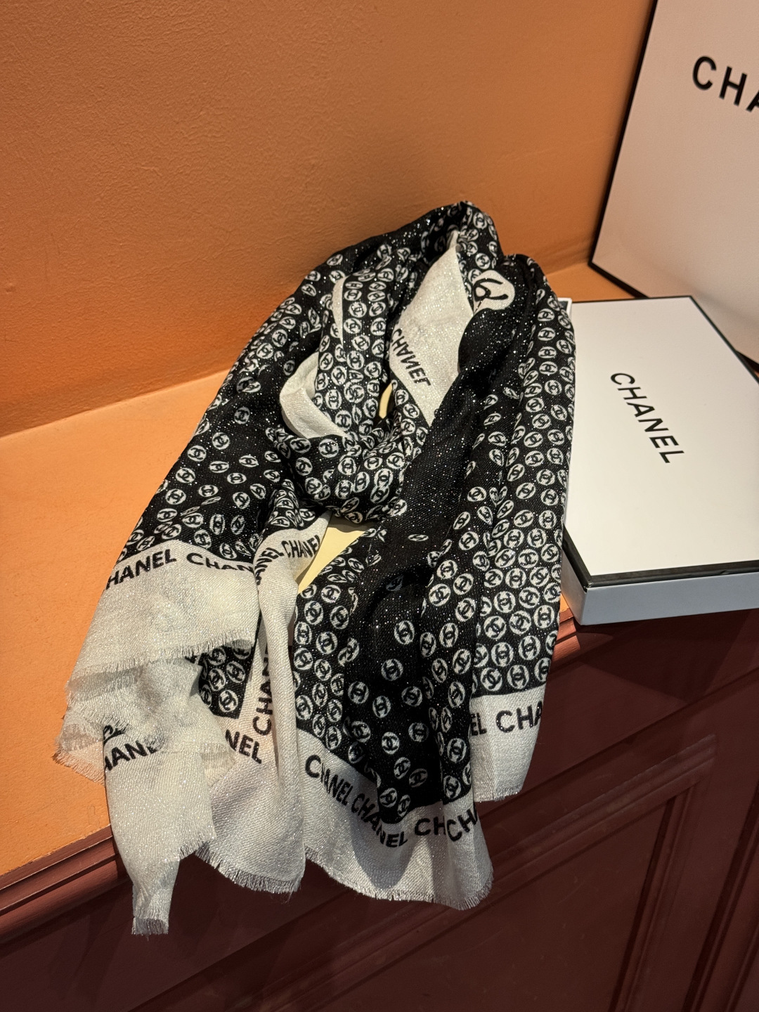 上新🌟 会发光发亮的围巾 💄💋新款客供银线💖羊绒面料长巾 😘美翻了[流泪]【小香银线图标】，御用殿堂级极