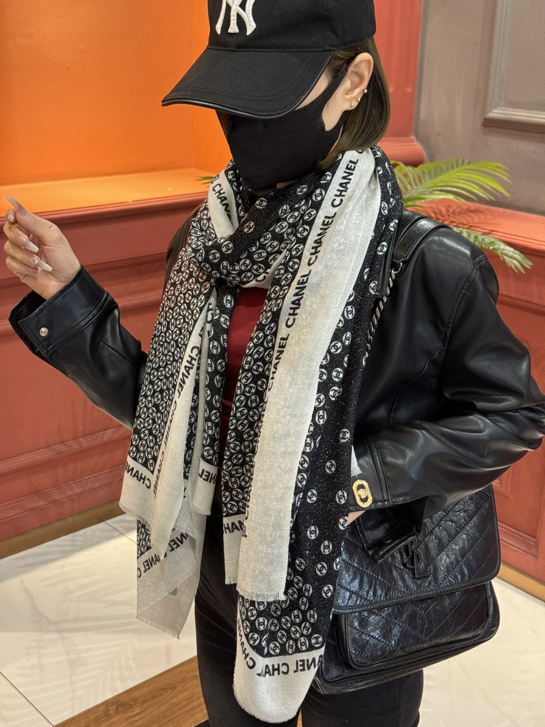 上新🌟 会发光发亮的围巾 💄💋新款客供银线💖羊绒面料长巾 😘美翻了[流泪]【小香银线图标】，御用殿堂级极