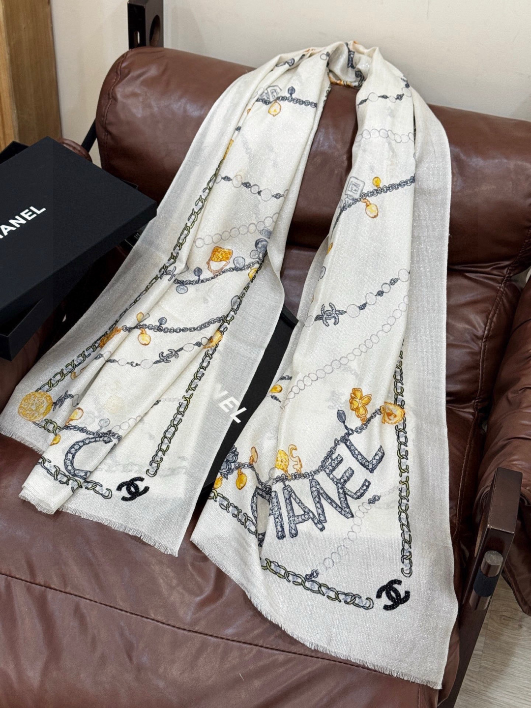 Chanel ~25秋冬新品～“珠光宝气”【会发光发亮的围巾】这款经典单品展现强大而迷人的女性魅力精髓。