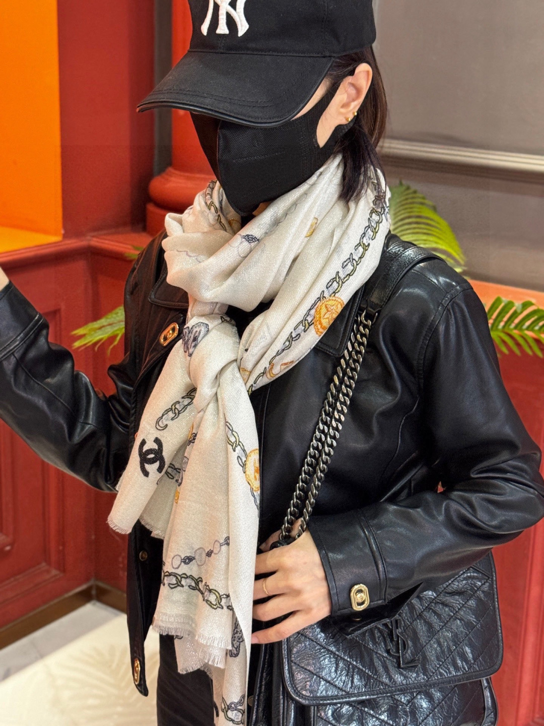 Chanel ~25秋冬新品～“珠光宝气”【会发光发亮的围巾】这款经典单品展现强大而迷人的女性魅力精髓。