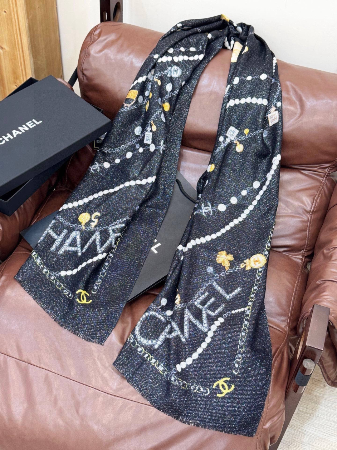 Chanel ~25秋冬新品～“珠光宝气”【会发光发亮的围巾】这款经典单品展现强大而迷人的女性魅力精髓。