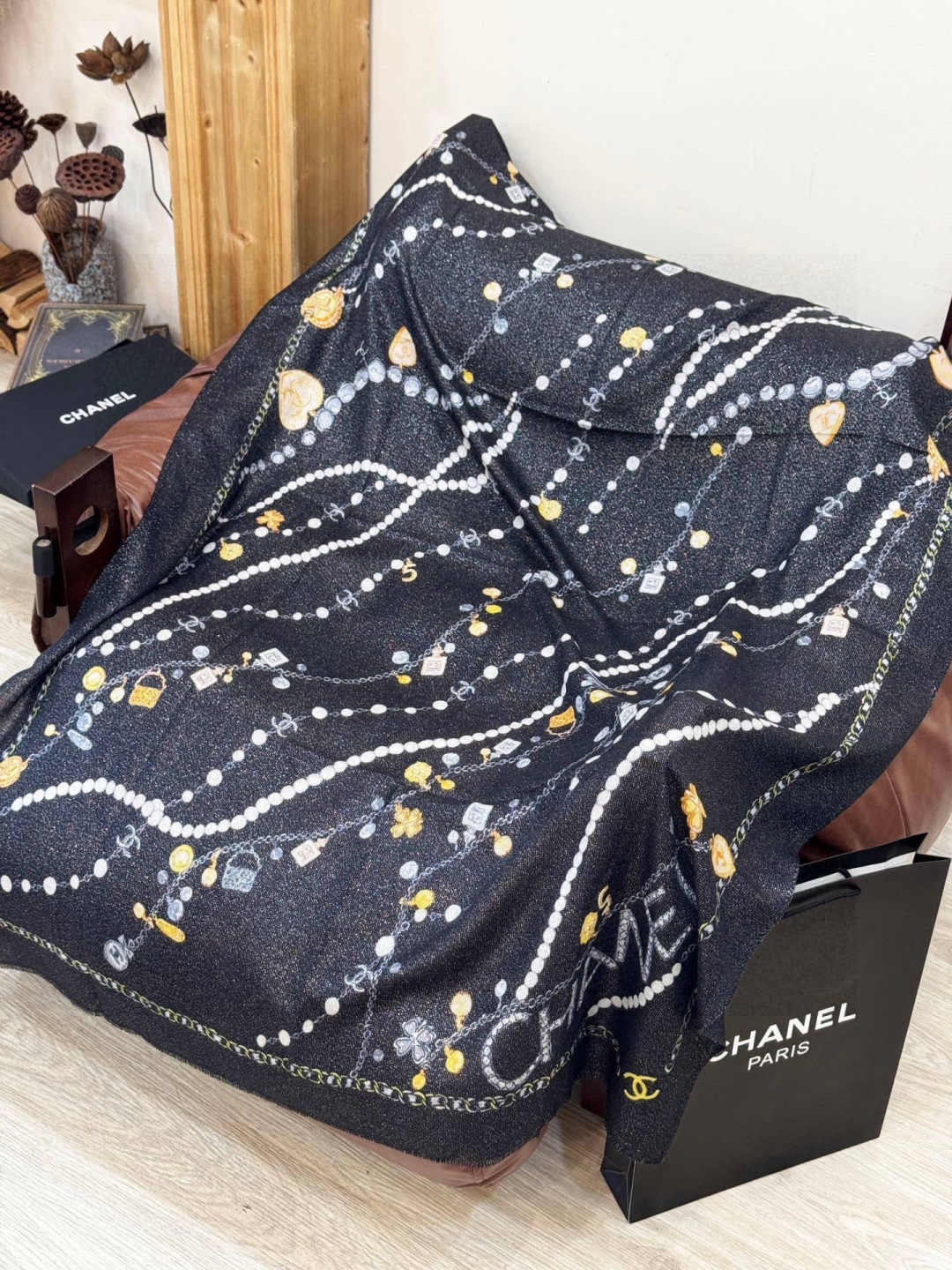 Chanel ~25秋冬新品～“珠光宝气”【会发光发亮的围巾】这款经典单品展现强大而迷人的女性魅力精髓。