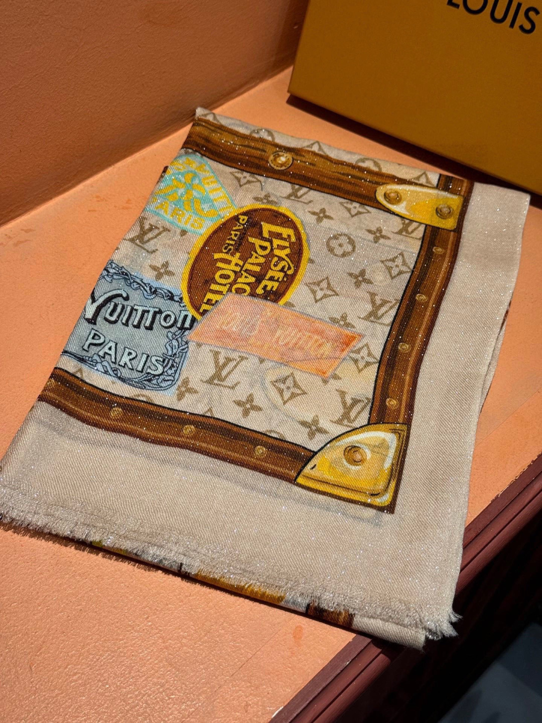 会发光发亮的围巾真心赞‼️驴家【L链条箱包花纹银丝长巾】银丝印花羊绒长巾，🌾新款方巾来撷Nouficel