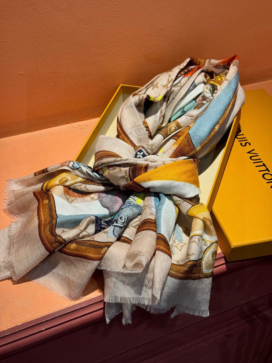 会发光发亮的围巾真心赞‼️驴家【L链条箱包花纹银丝长巾】银丝印花羊绒长巾，🌾新款方巾来撷Nouficel