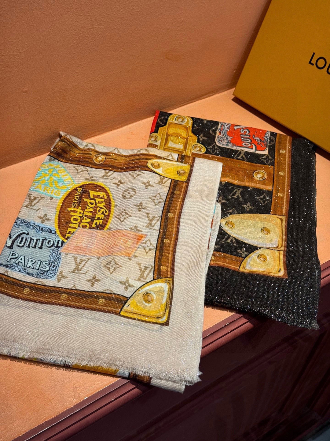 会发光发亮的围巾真心赞‼️驴家【L链条箱包花纹银丝长巾】银丝印花羊绒长巾，🌾新款方巾来撷Nouficel