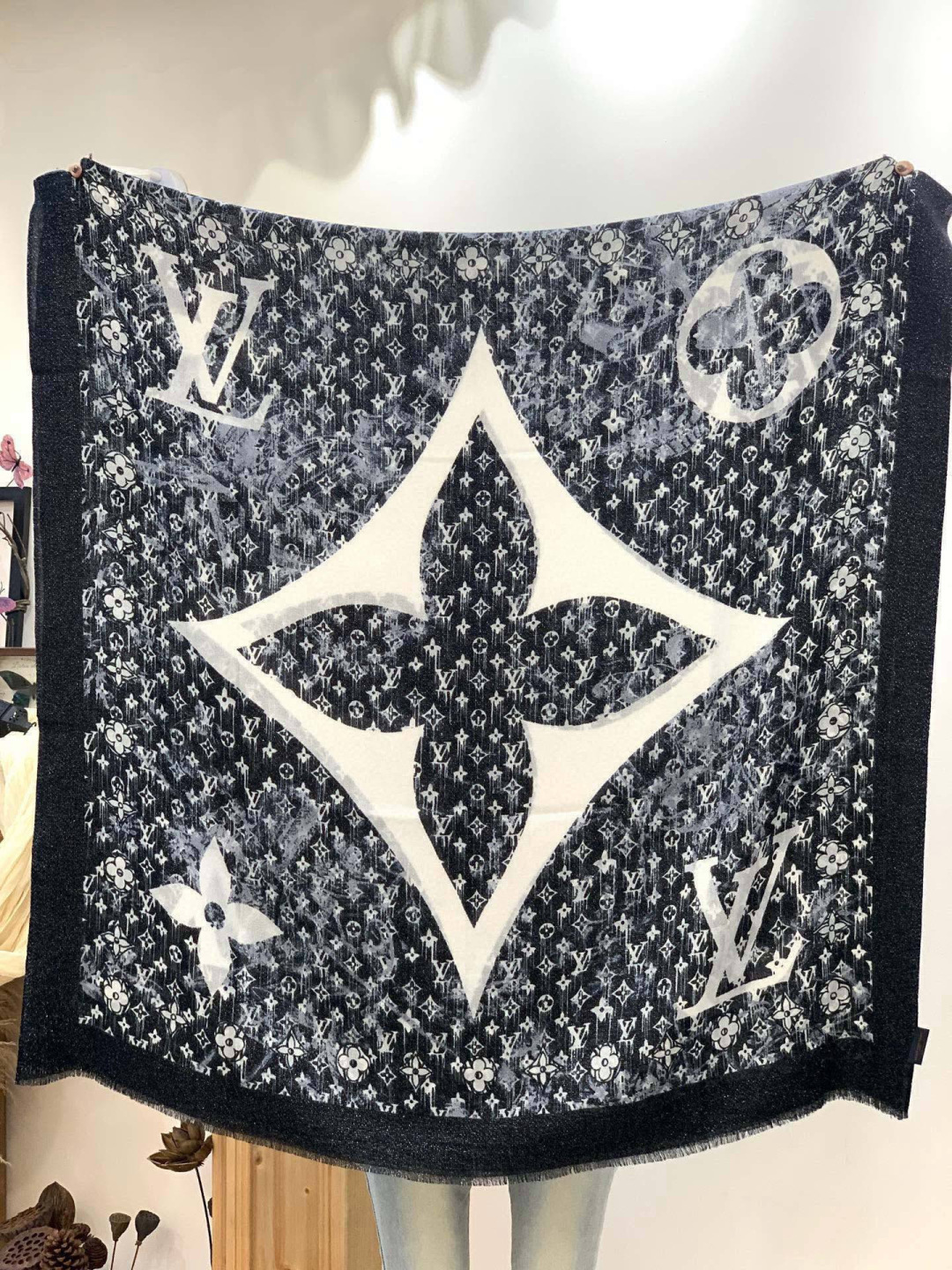 会发光发亮的围巾银丝羊绒长巾✨专柜同步‼️真心赞‼️驴家【L字母与花纹长巾】路易威登经典 Monogra