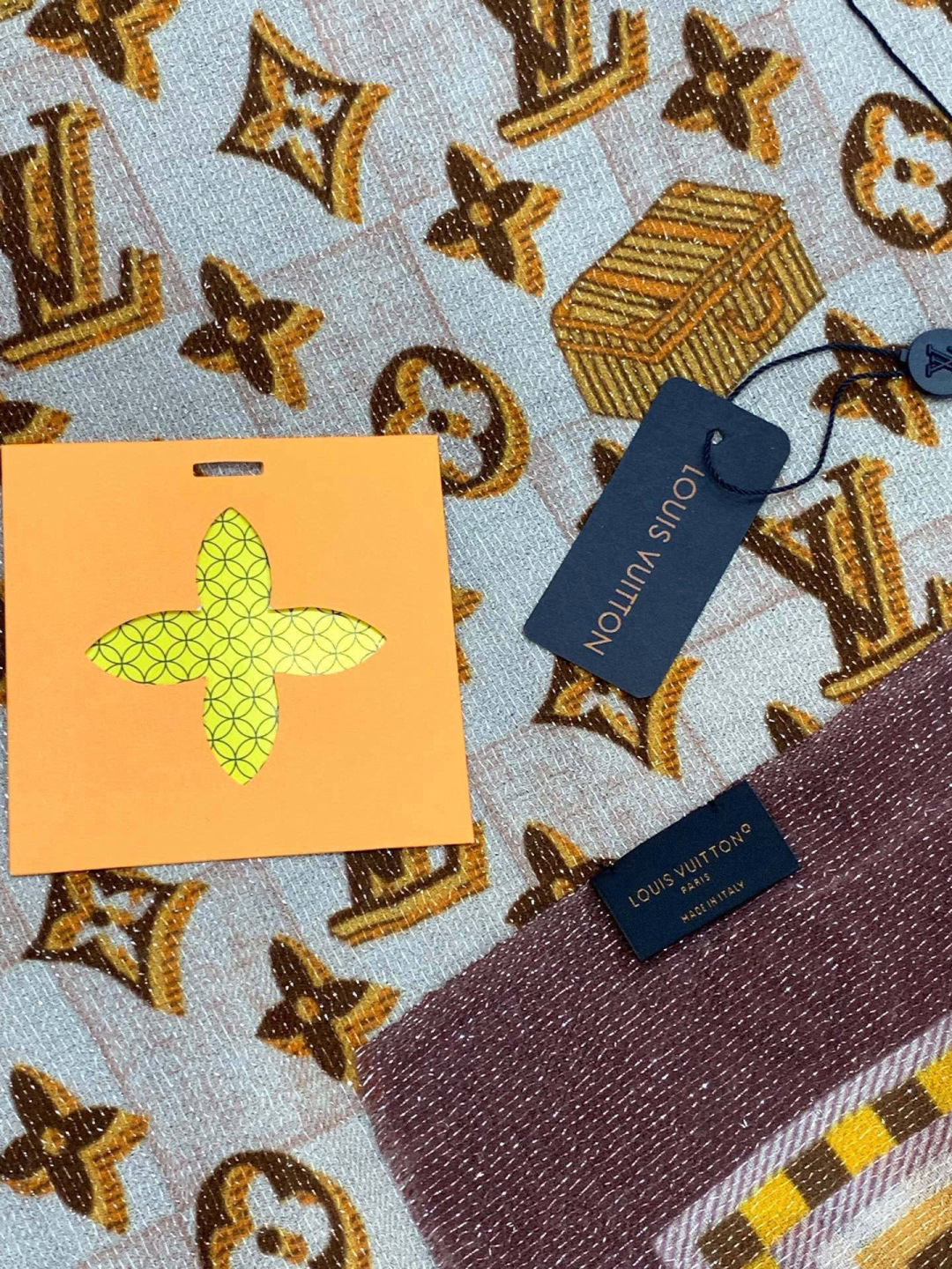 会发光发亮的围巾银丝羊绒长巾✨专柜同步‼️真心赞‼️驴家【L字母与花纹长巾】路易威登经典 Monogra