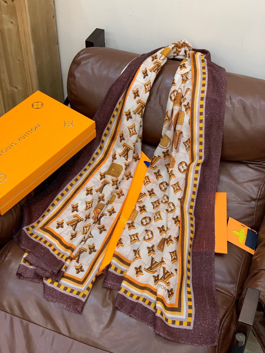会发光发亮的围巾银丝羊绒长巾✨专柜同步‼️真心赞‼️驴家【L字母与花纹长巾】路易威登经典 Monogra