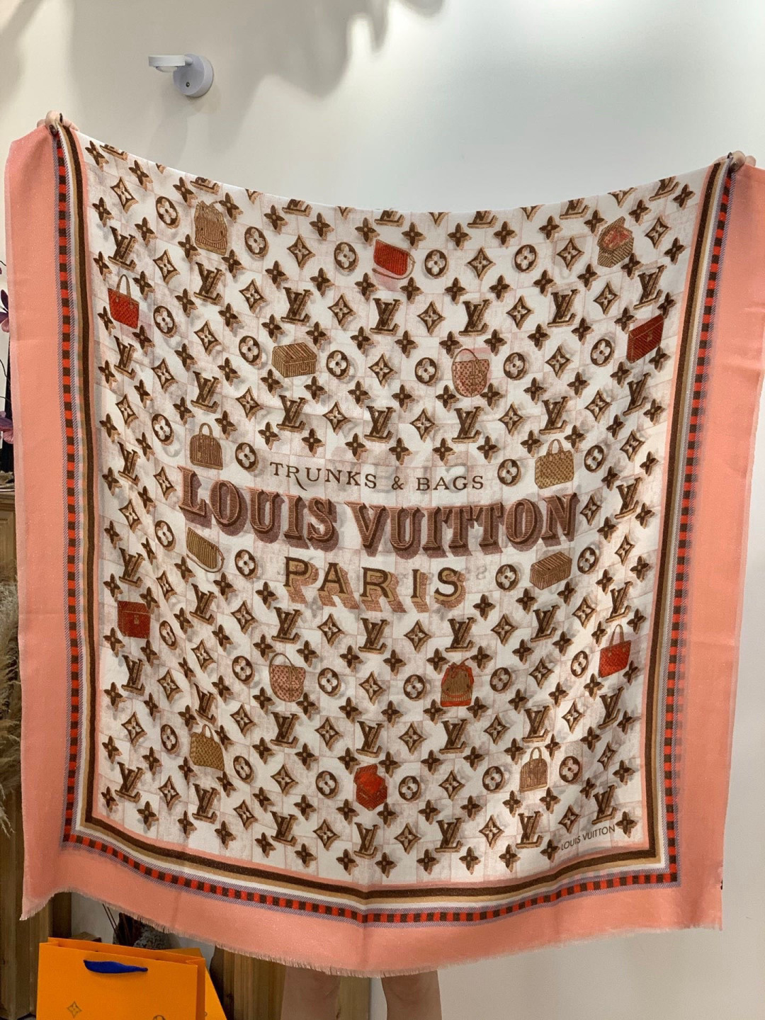 会发光发亮的围巾银丝羊绒长巾✨专柜同步‼️真心赞‼️驴家【L字母与花纹长巾】路易威登经典 Monogra