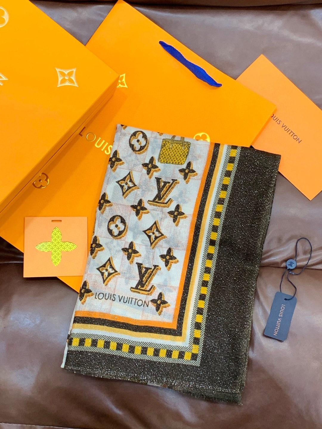 会发光发亮的围巾银丝羊绒长巾✨专柜同步‼️真心赞‼️驴家【L字母与花纹长巾】路易威登经典 Monogra