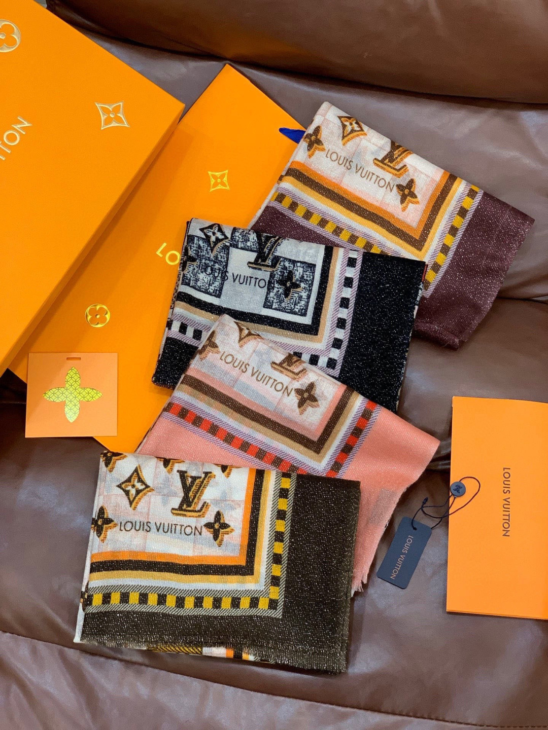 会发光发亮的围巾银丝羊绒长巾✨专柜同步‼️真心赞‼️驴家【L字母与花纹长巾】路易威登经典 Monogra