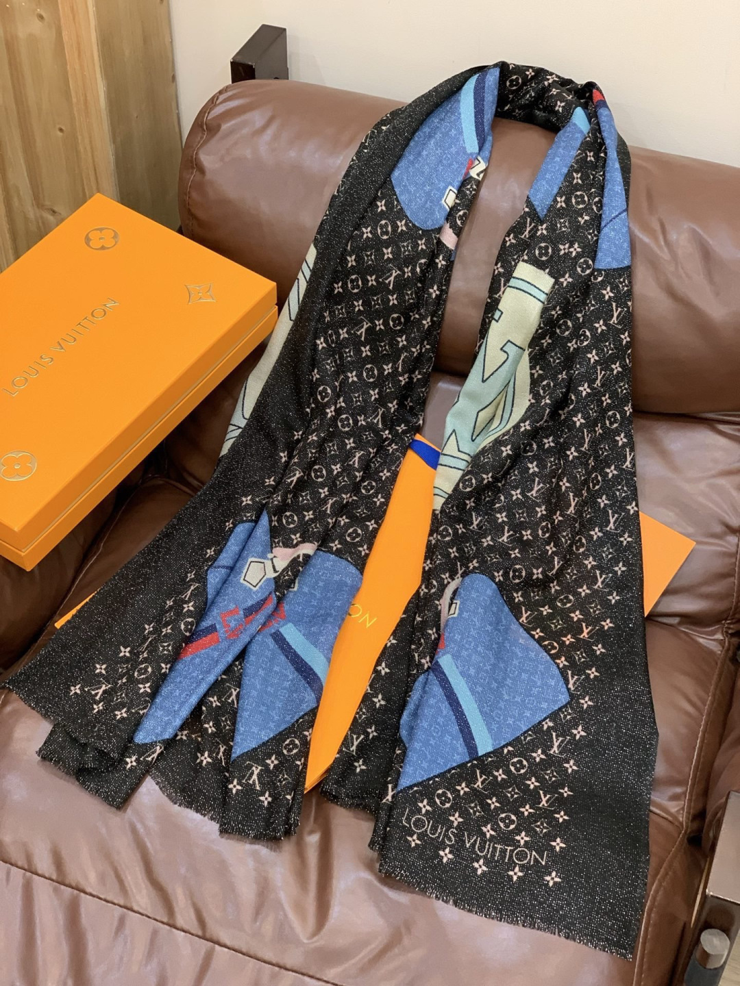 会发光发亮的围巾and Away 系列，致意路易威登的旅行传承。描绘 Monogram 载着路易威登手袋