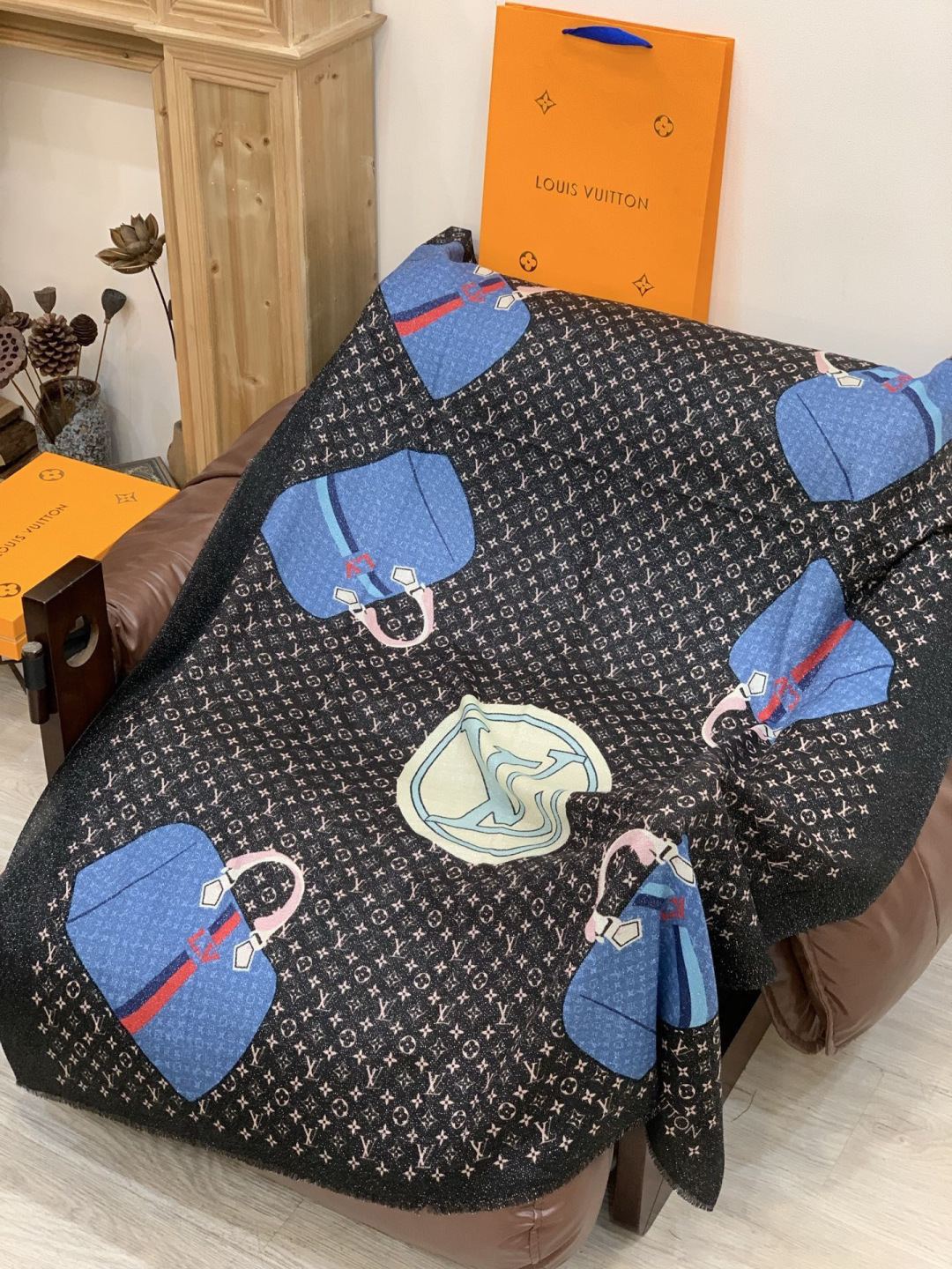 会发光发亮的围巾and Away 系列，致意路易威登的旅行传承。描绘 Monogram 载着路易威登手袋