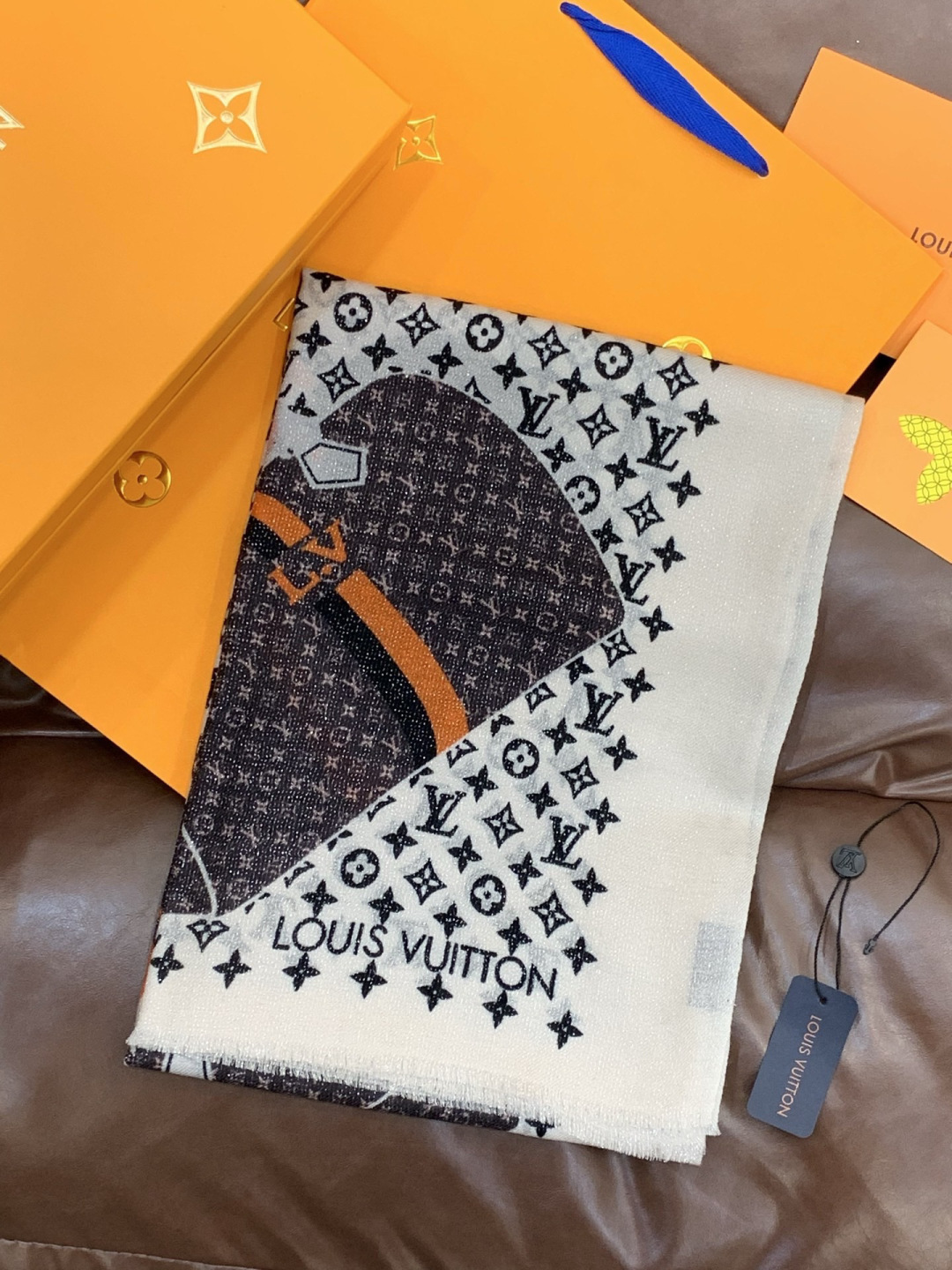 会发光发亮的围巾and Away 系列，致意路易威登的旅行传承。描绘 Monogram 载着路易威登手袋