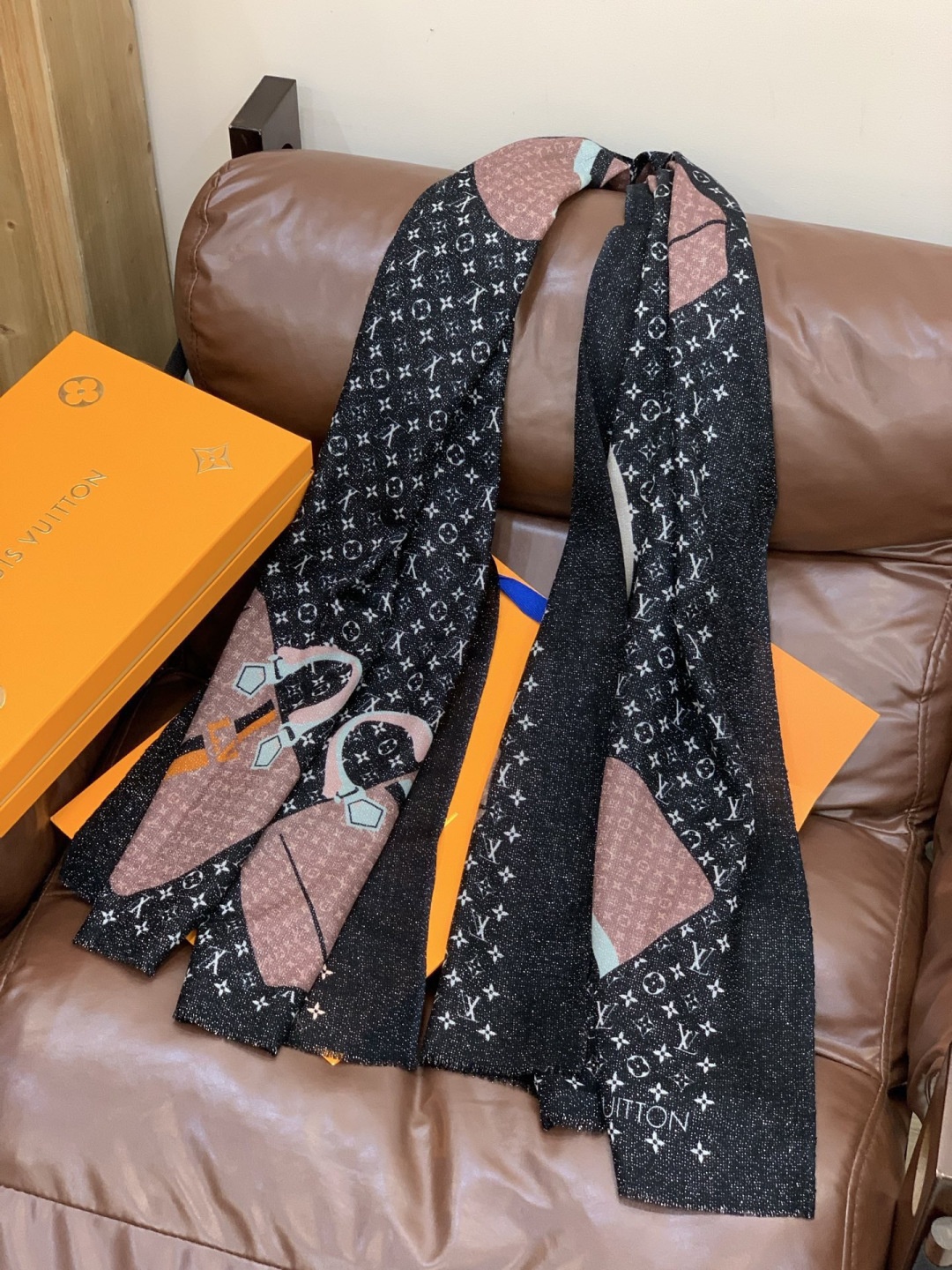 会发光发亮的围巾and Away 系列，致意路易威登的旅行传承。描绘 Monogram 载着路易威登手袋