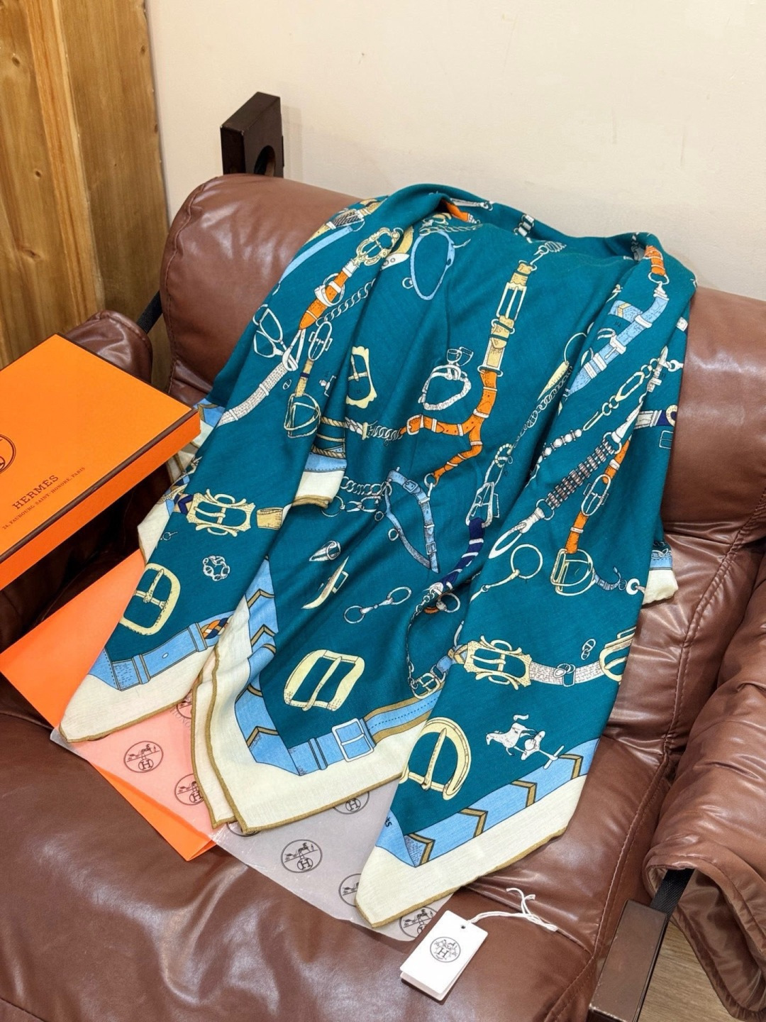 羊绒新款🆕👏👏买了都说好看‼️推荐💕爱马仕双面同色羊绒方巾【跃动的马儿双面同色140】，顶级工艺超值‼️