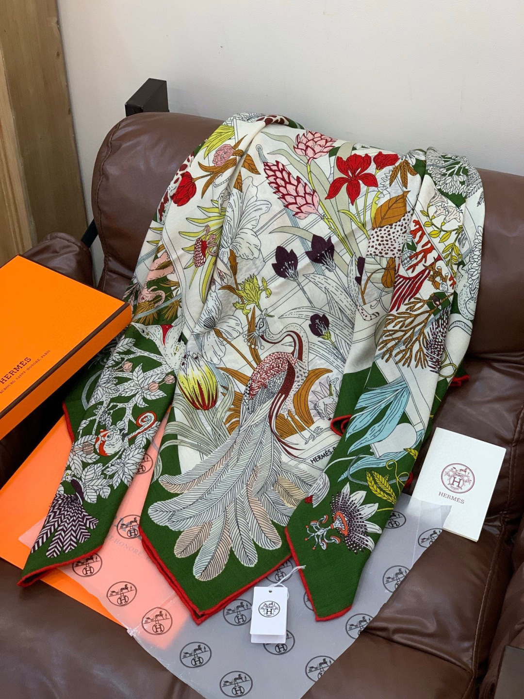 羊绒新款🆕👏买了都说好看‼️推荐💕爱马仕双面同色羊绒方巾，【奇珍乐园双面同色140】顶级工艺超值‼️爱马