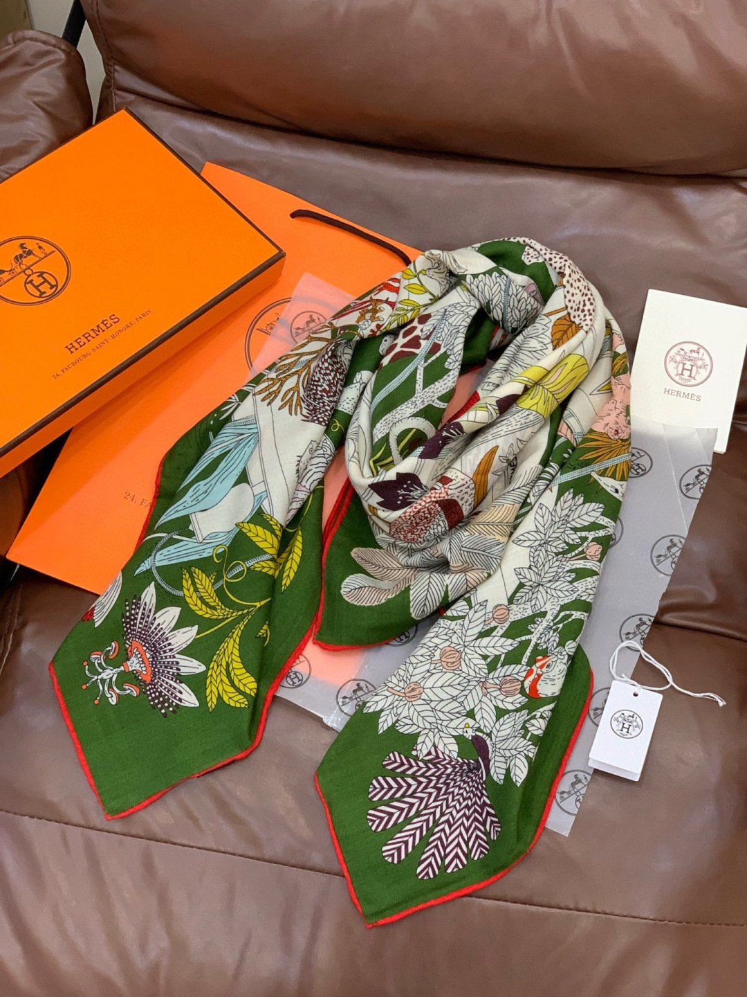 羊绒新款🆕👏买了都说好看‼️推荐💕爱马仕双面同色羊绒方巾，【奇珍乐园双面同色140】顶级工艺超值‼️爱马